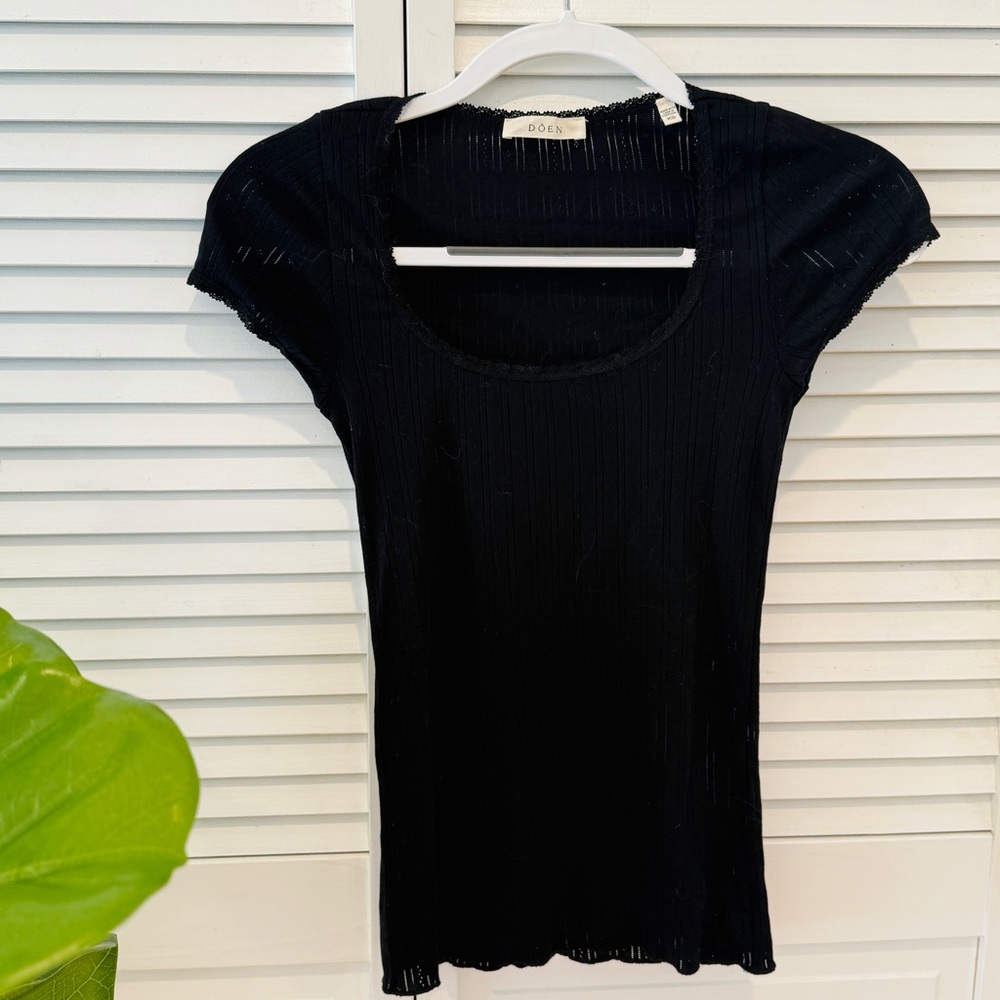 Doen Black Ribbed Short Sleeve Top